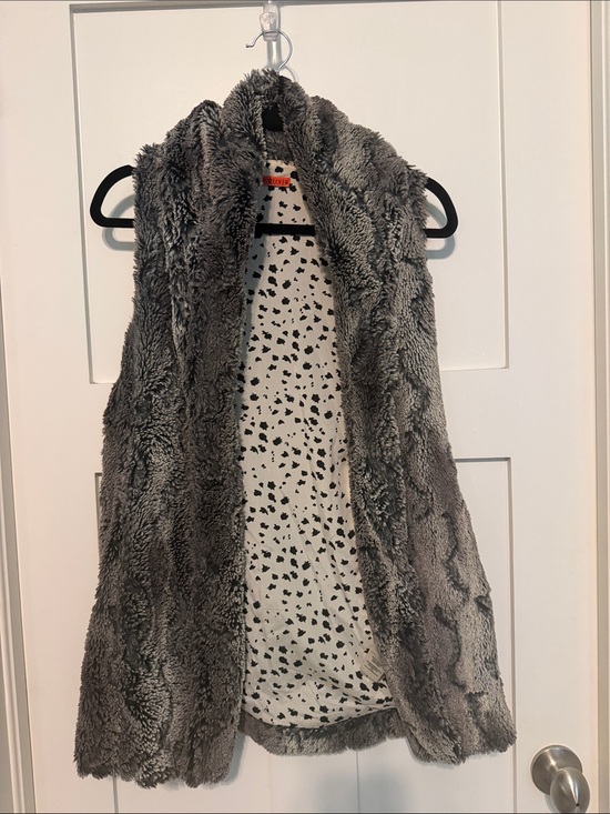 Alice + Olivia Jackets & Blazers - Alice + Olivia Grey Faux Fur Sleeveless Vest with Silk Blend Patterned Lining